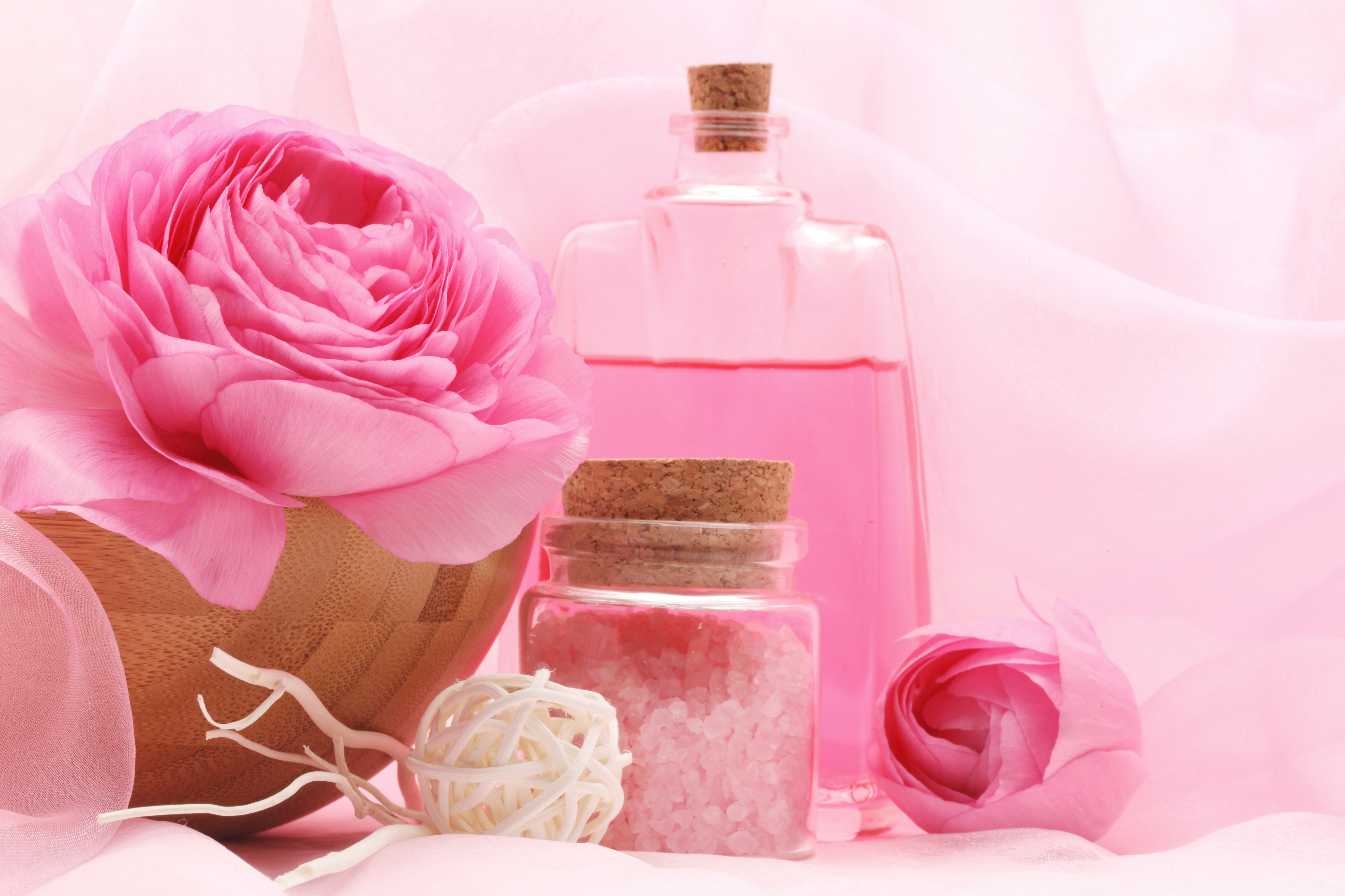 Очень нежные ароматы. Цветочные духи. Цветочный аромат. Розовая косметика. Духи и цветы.