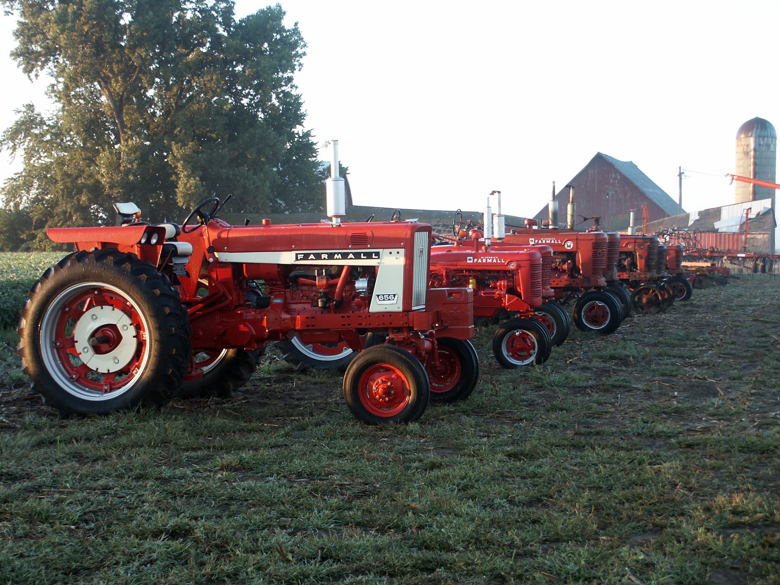 FileFarmall tractors - Wikimedia Commons