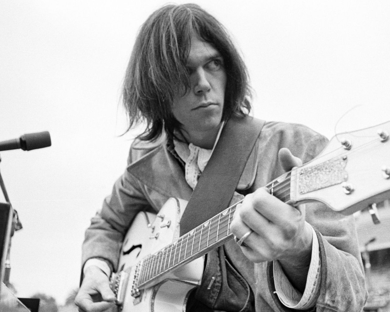 Download Wallpaper 1280x1024 Neil young, Guitar, Hair, Microphone