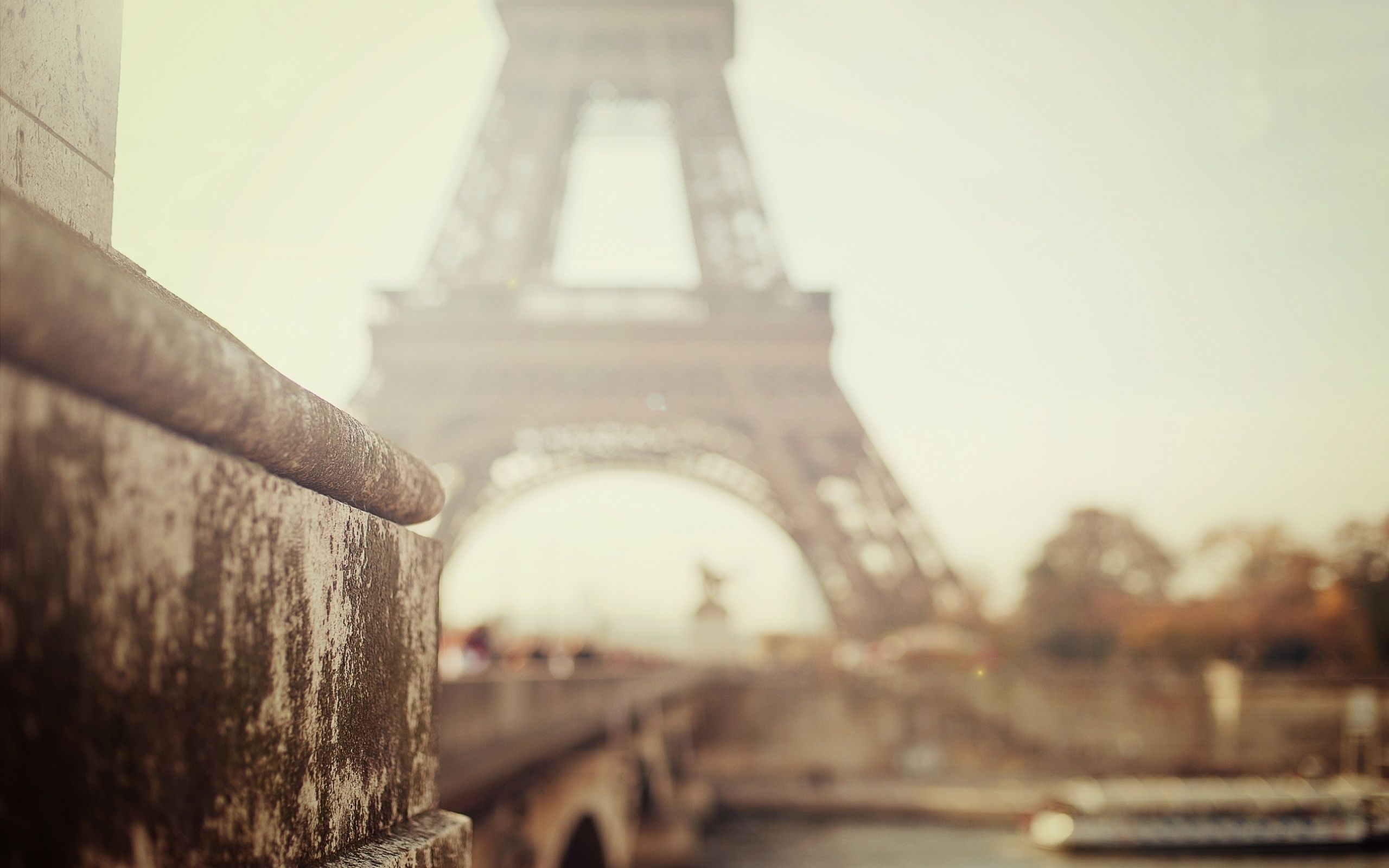 2560x1600 Paris eiffel tower blurred Wallpaper