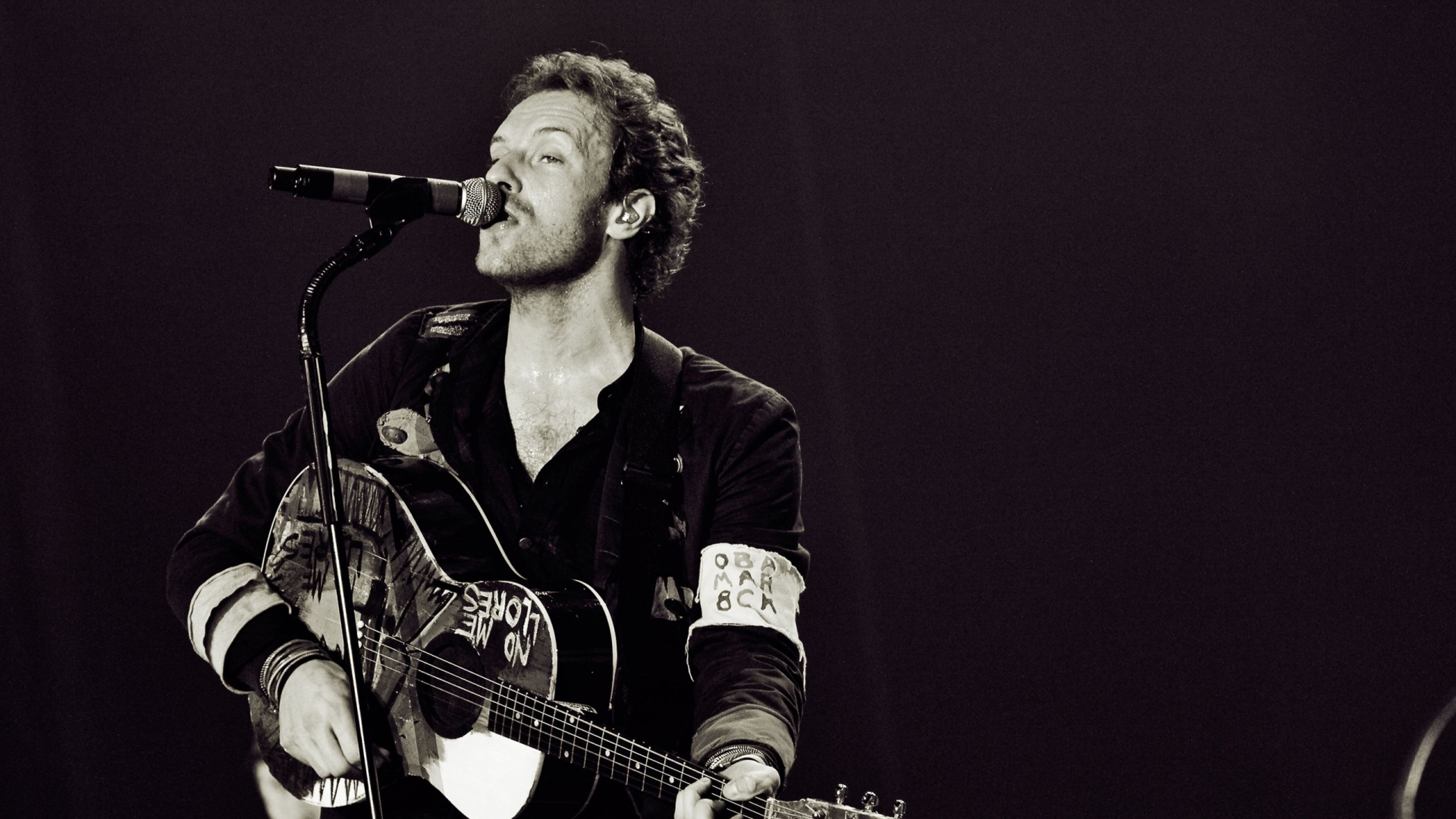 Download Wallpaper 3840x2160 Coldplay, Singing, Microphone, Guitar
