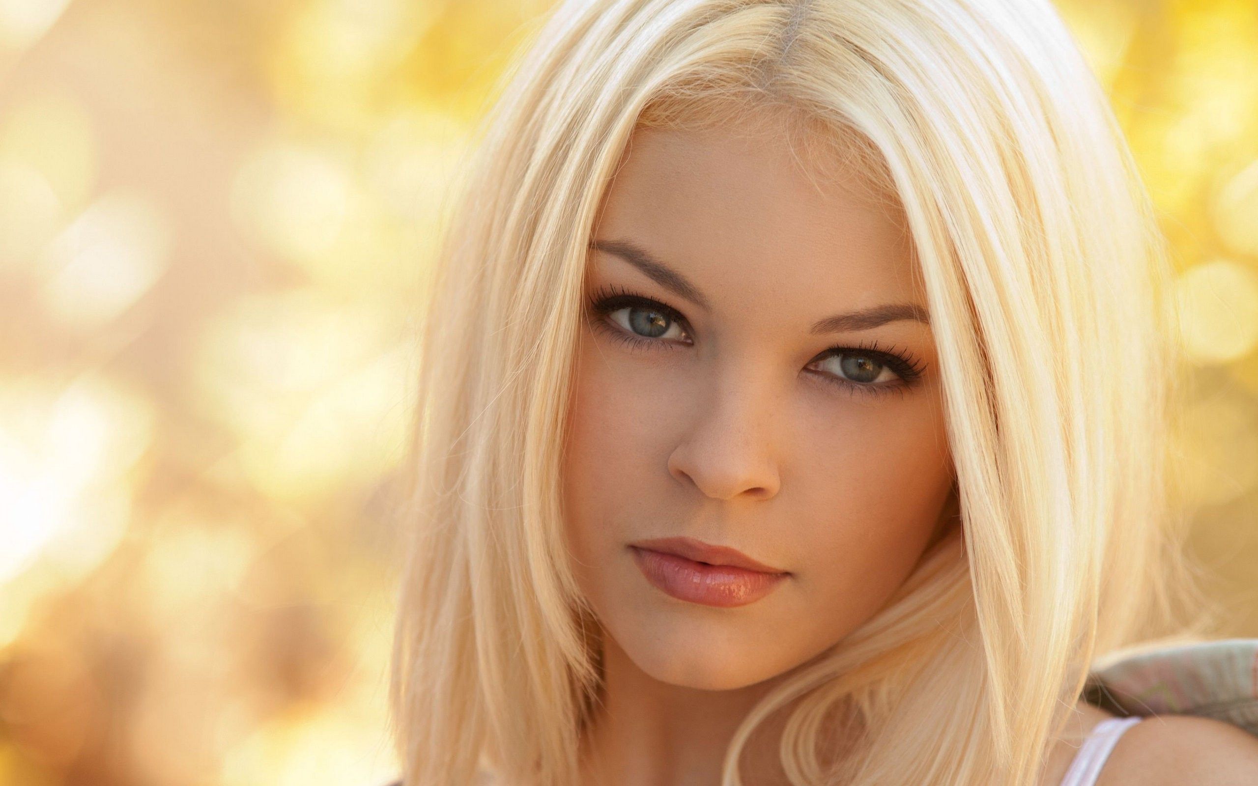 Blonde girl green eyes Wallpapers Pictures