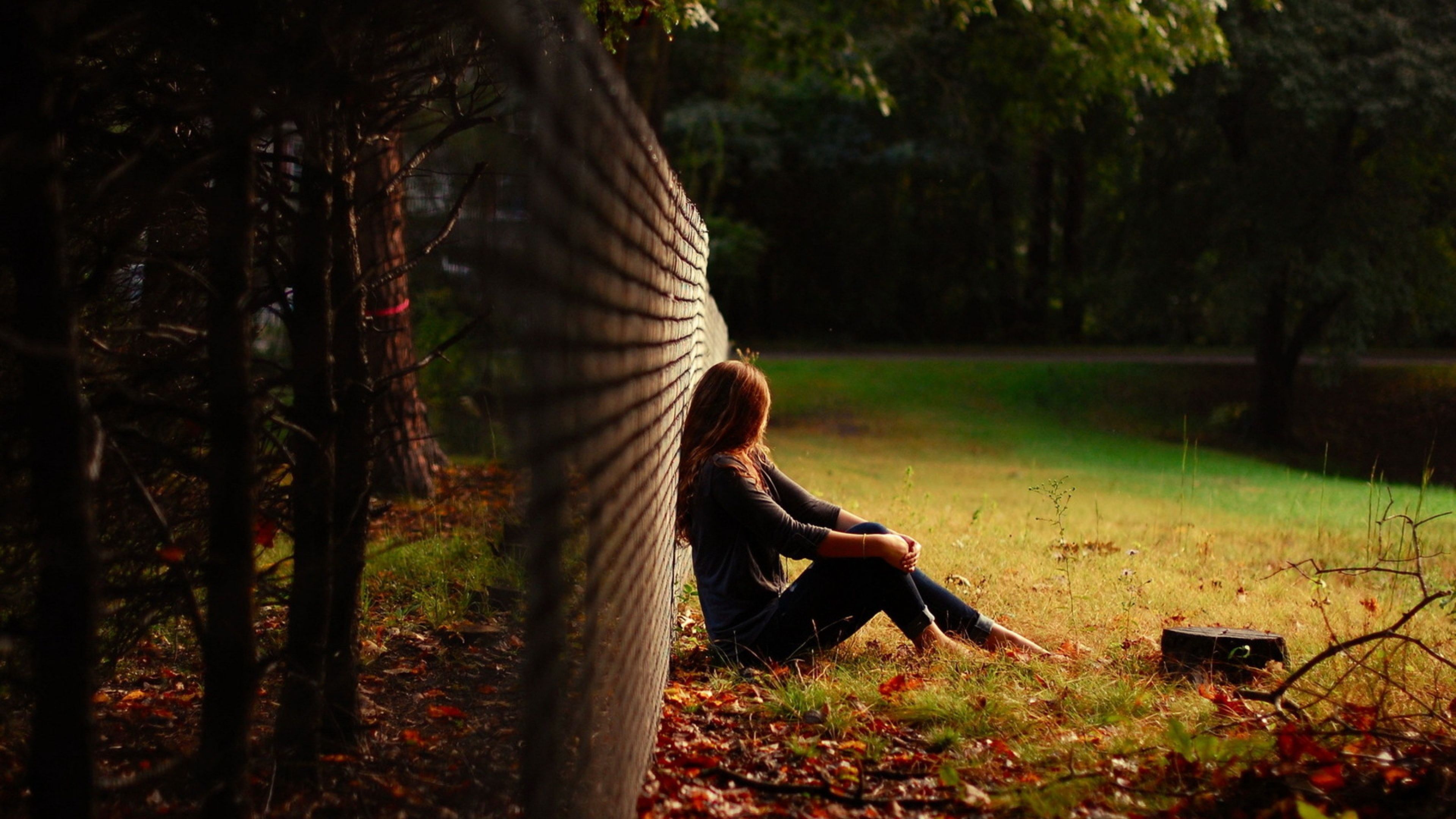 Download Wallpaper 3840x2160 Grass, Girl, Alone, Sitting, Nature