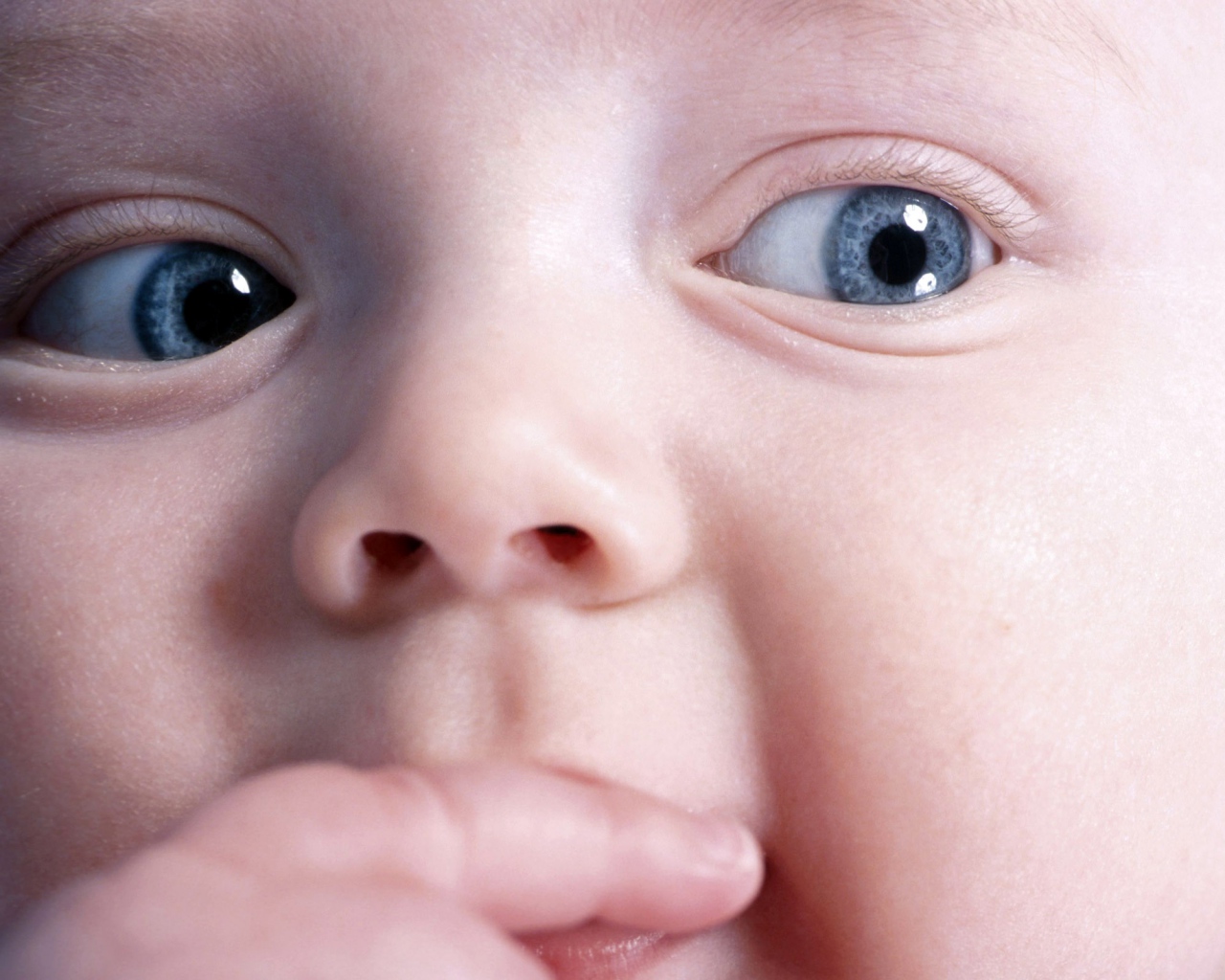 Download Wallpaper 1280x1024 Child, Baby, Face, Close-up, Blue ...
