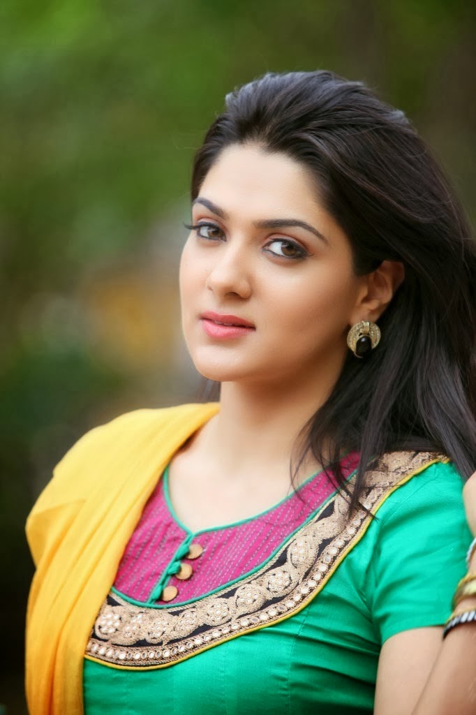 Actress Sakshi Choudary Cute HD Wallpapers | Best Pics Store