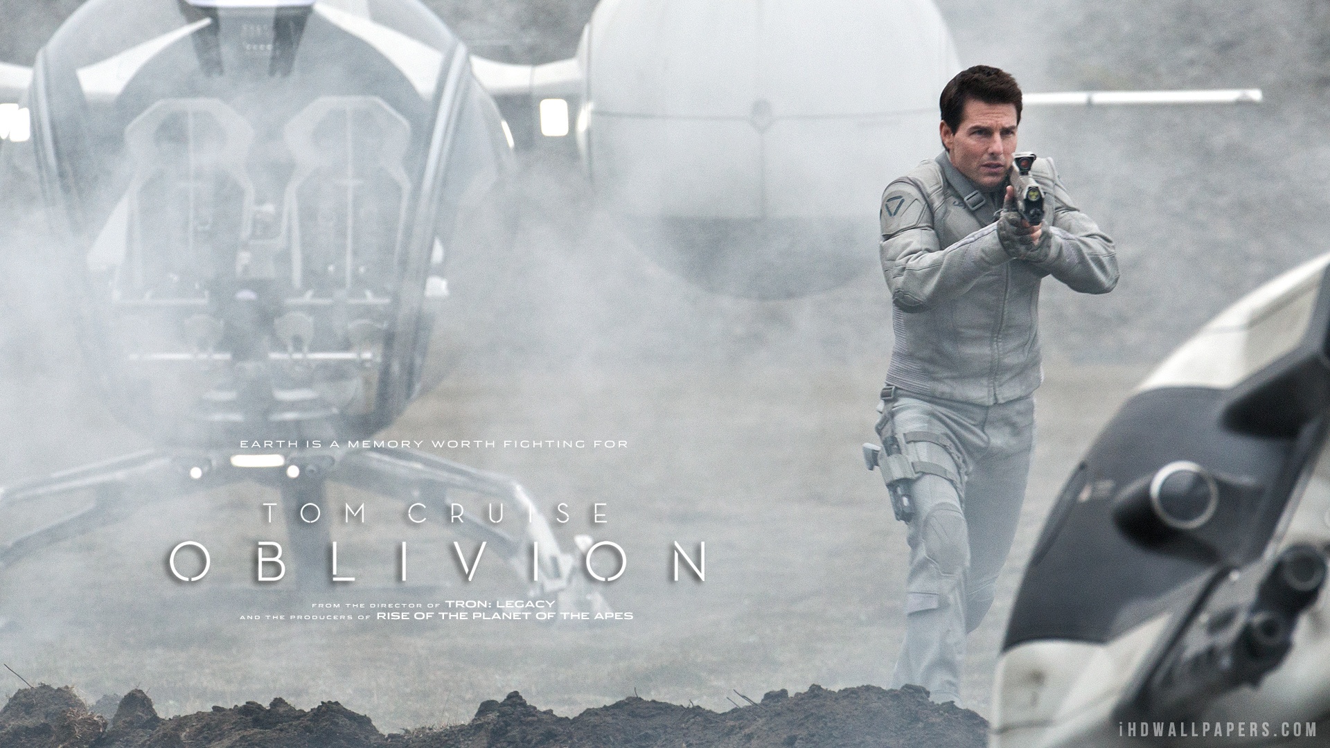 Tom Cruise in Oblivion HD Wallpaper - iHD Wallpapers