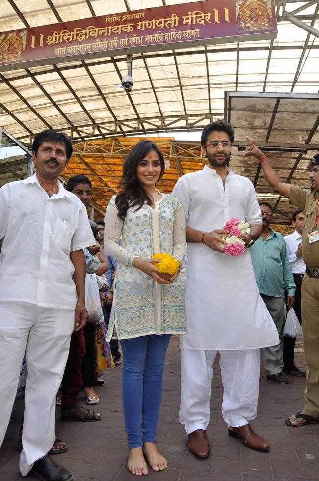 Download Jackky Bhagnani and Neha Sharma visited the Siddhivinayak ...