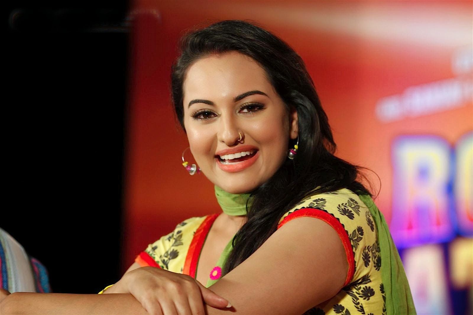 SOUTH INDIAN ACTRESS wallpapers in HD Sonakshi sinha in saree hd