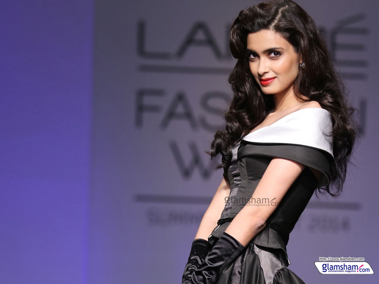 Bollywood actresses sashyed down the ramp at Lakme Fashion Week ...