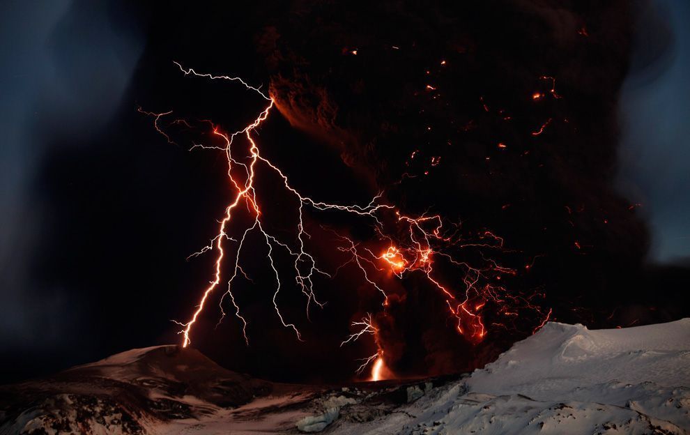 irohsimaro: iceland volcano lightning wallpaper
