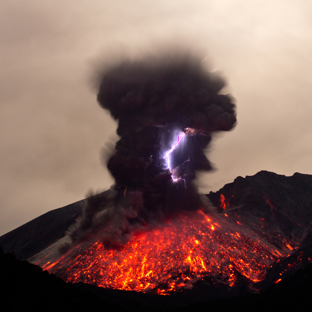 Force of nature: Lightning strikes volcano eruption in jaw ...