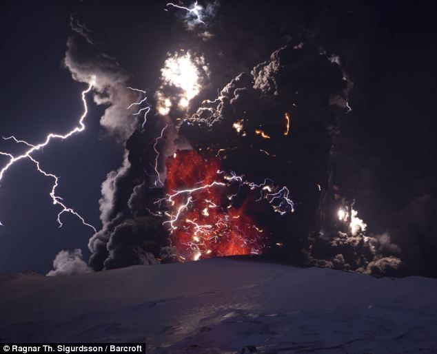 Kynuado iceland volcano lightning wallpaper