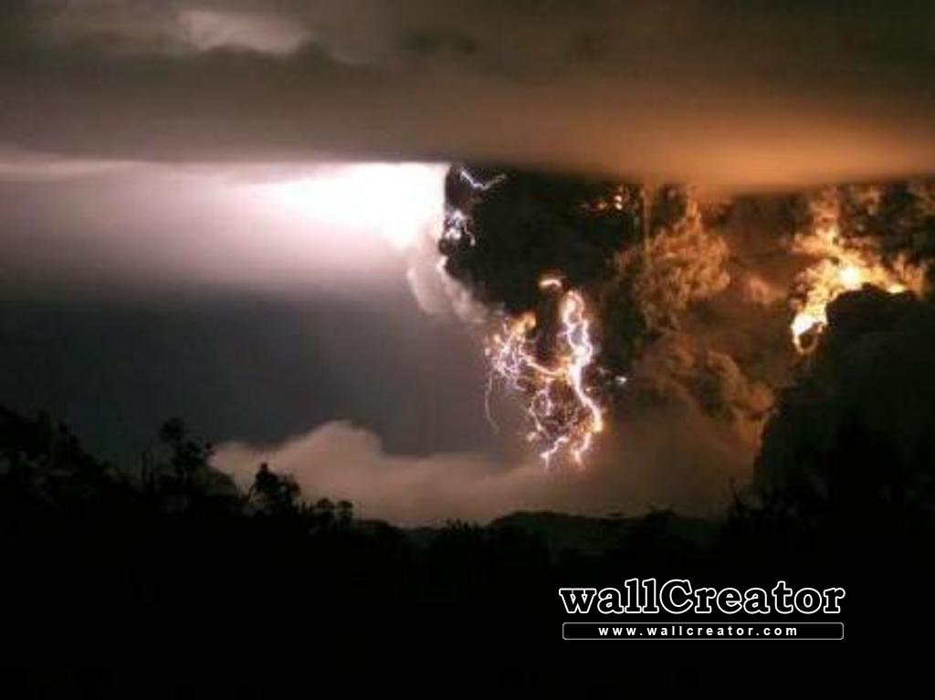 Chilean volcano and thunderstorm - 1024 / 768 Wallpaper