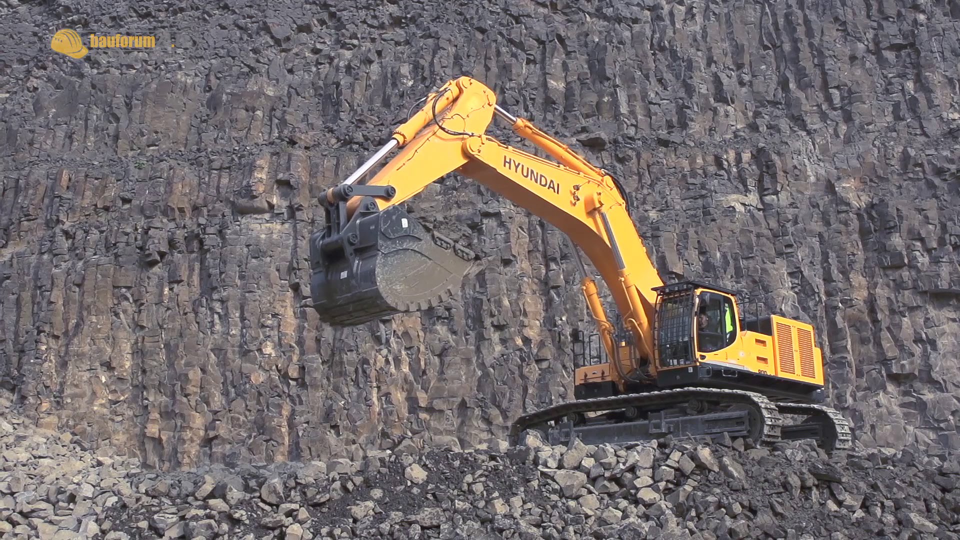 Hyundai R800LC 9A Mining Bagger Excavator Walkaround & Interview ...