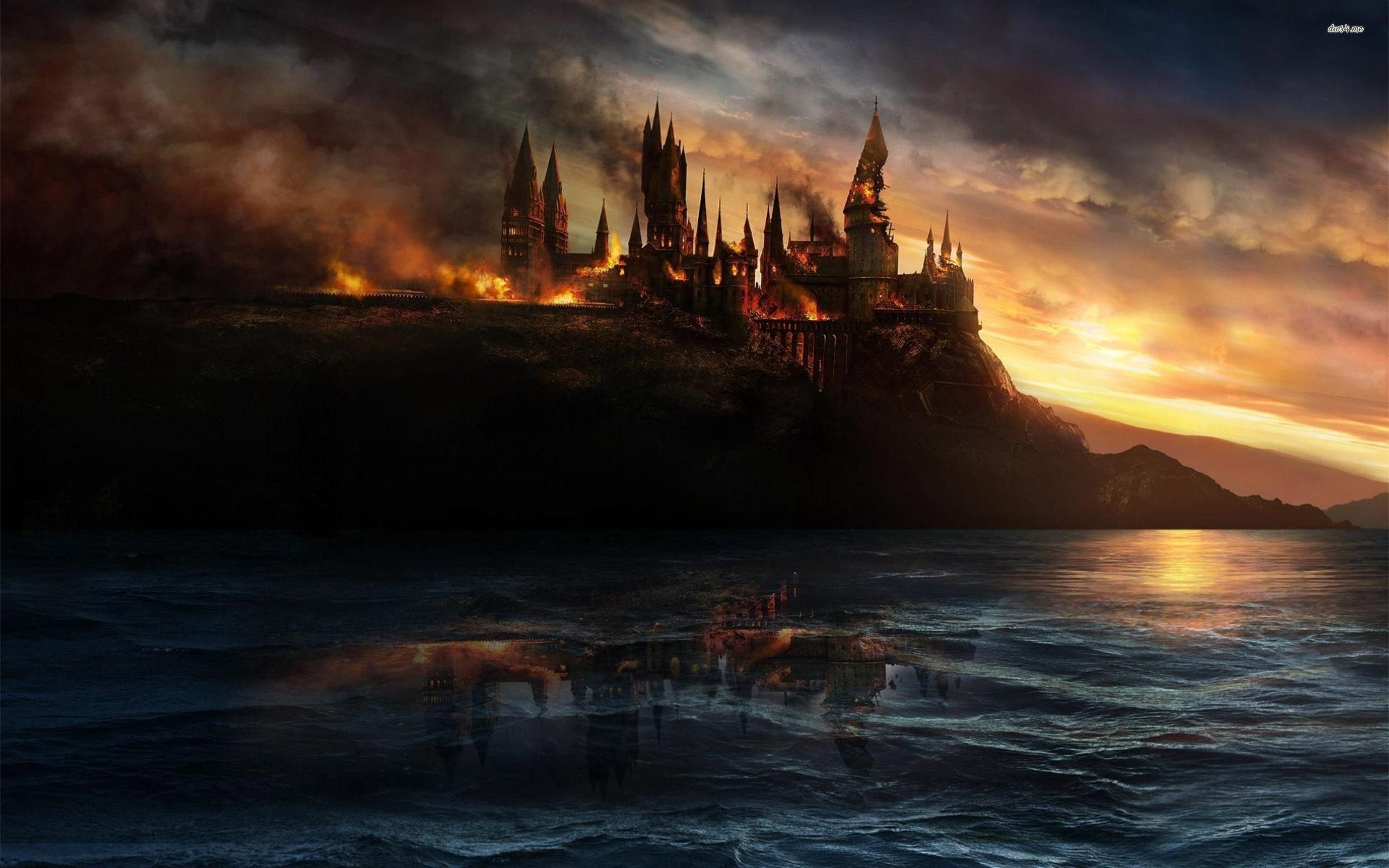 Hogwarts in flames - Harry Potter and the Deathly Hallows ...