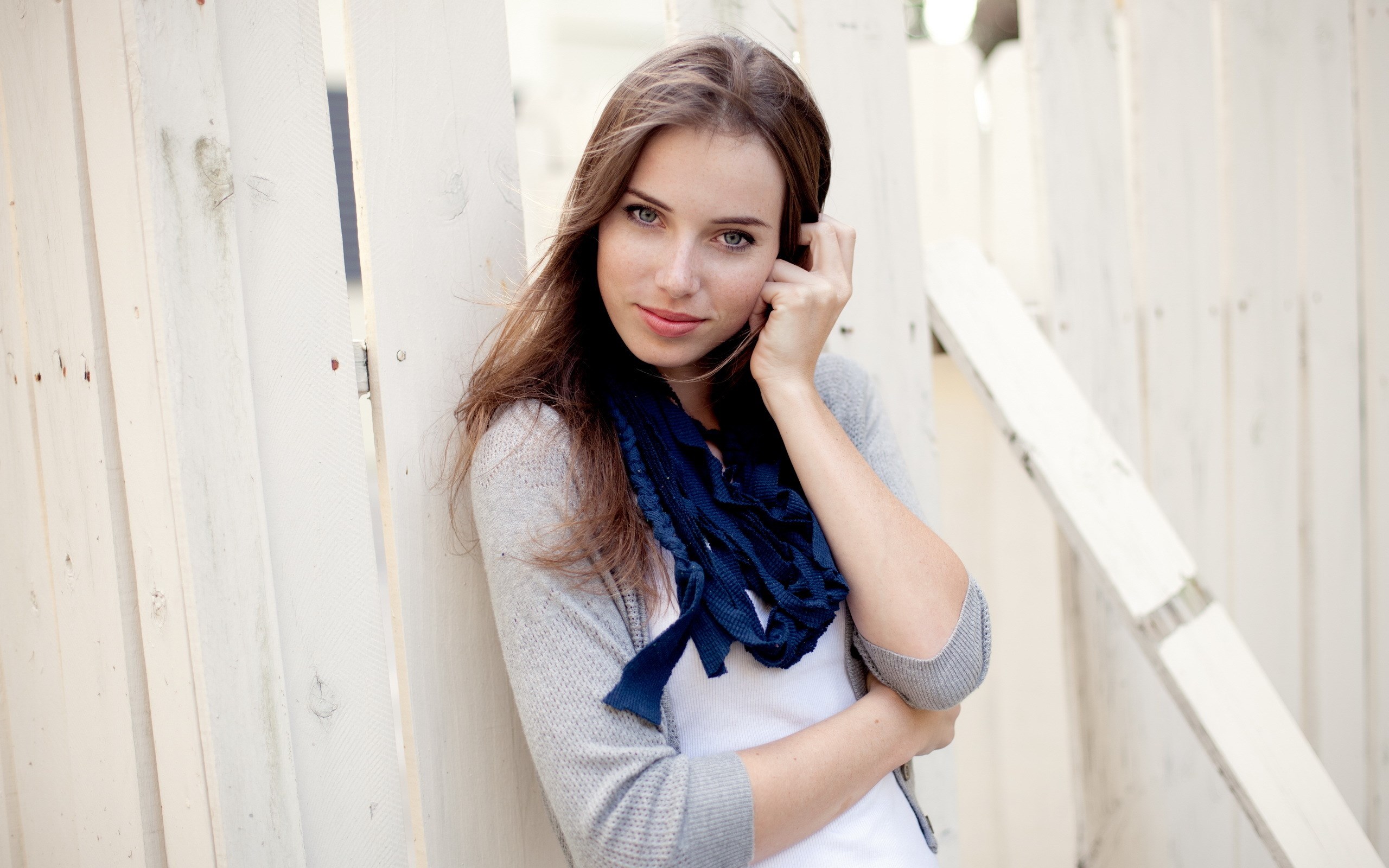 Beautiful Girl Model Fence HD Wallpaper - FreeWallsUp