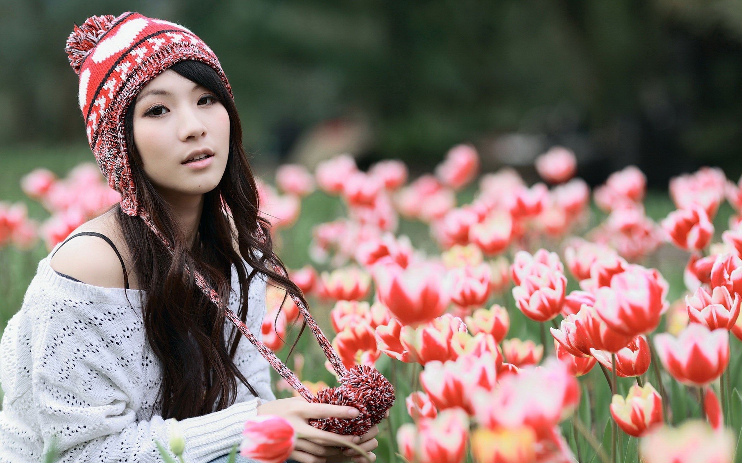 Asian Girl Model Hat Flowers Tulips HD Wallpaper - FreeWallsUp
