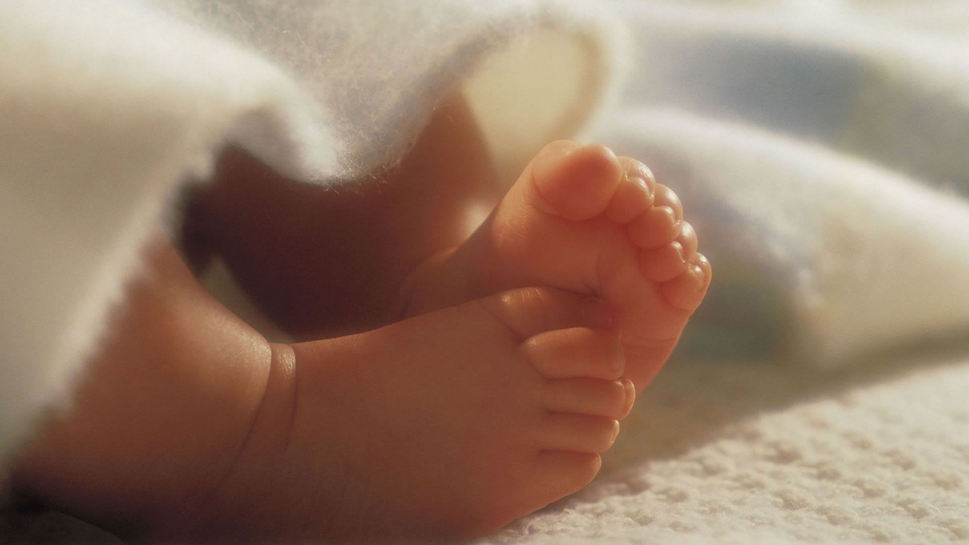 Baby Foot Cute Wallpaper