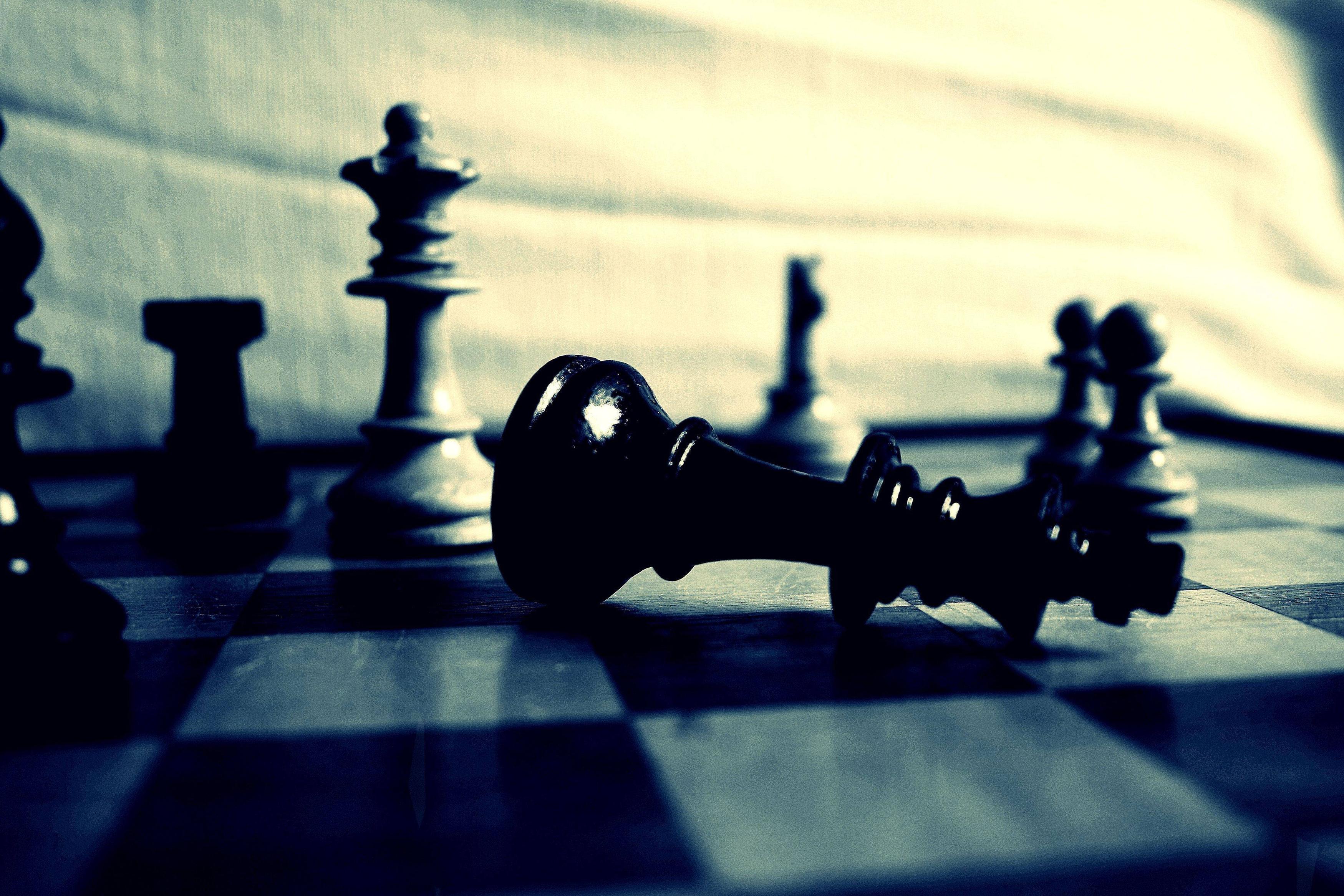 Download wallpaper 950x1534 king, chess, sports, game, minimal