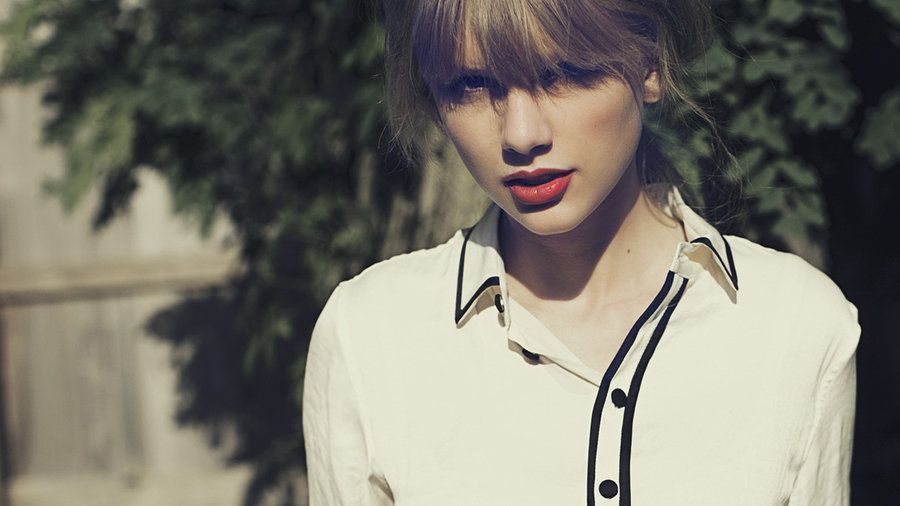 Recolectar 118+ imagen taylor swift red background - Thcshoanghoatham ...