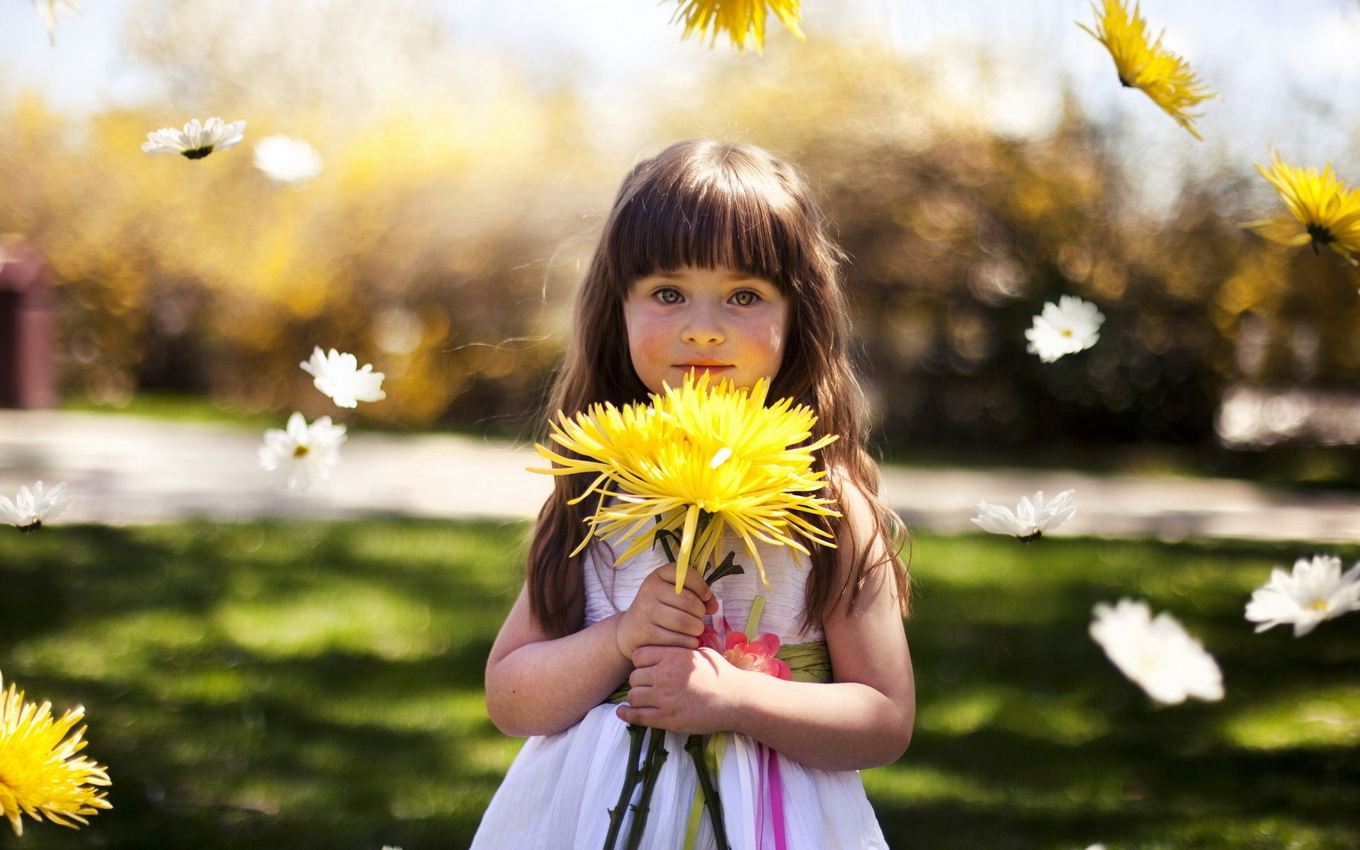 Cute Little Girl Holding Yellow Flower Wallpapers - 1920x1200 - 548393