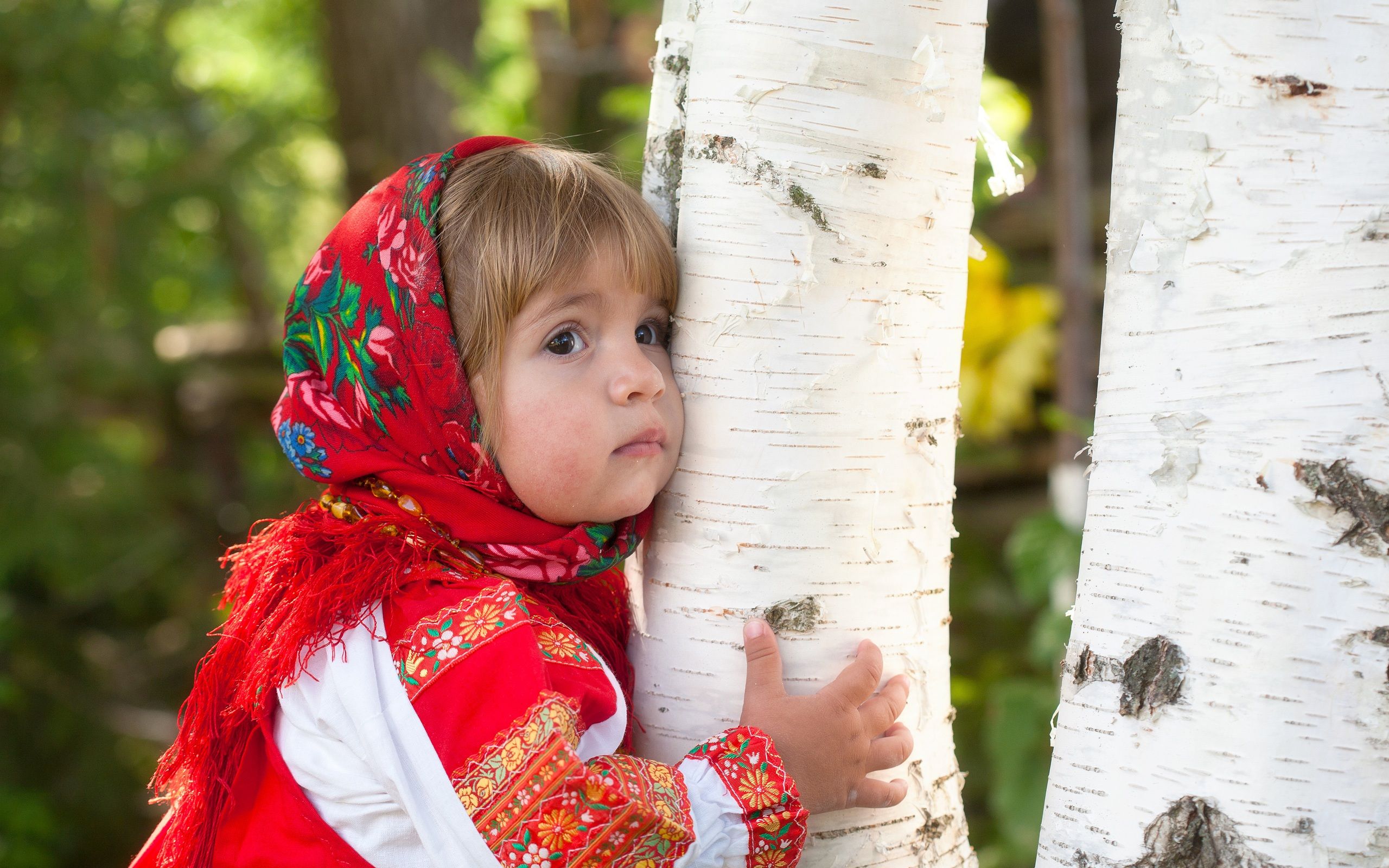 Cute little girl hug a tree Wallpapers HD Desktop Wallpaper