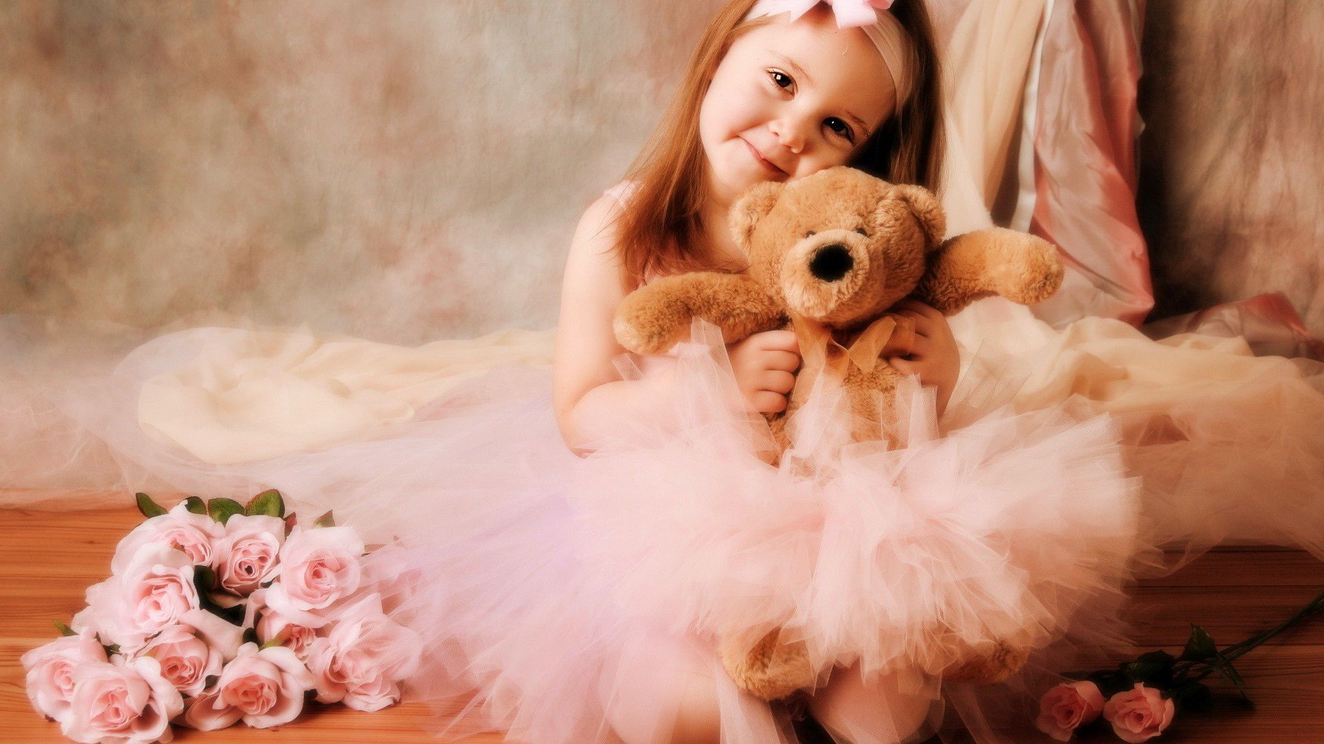 cute little girl with cute teddy pics | Get Latest Wallpapers