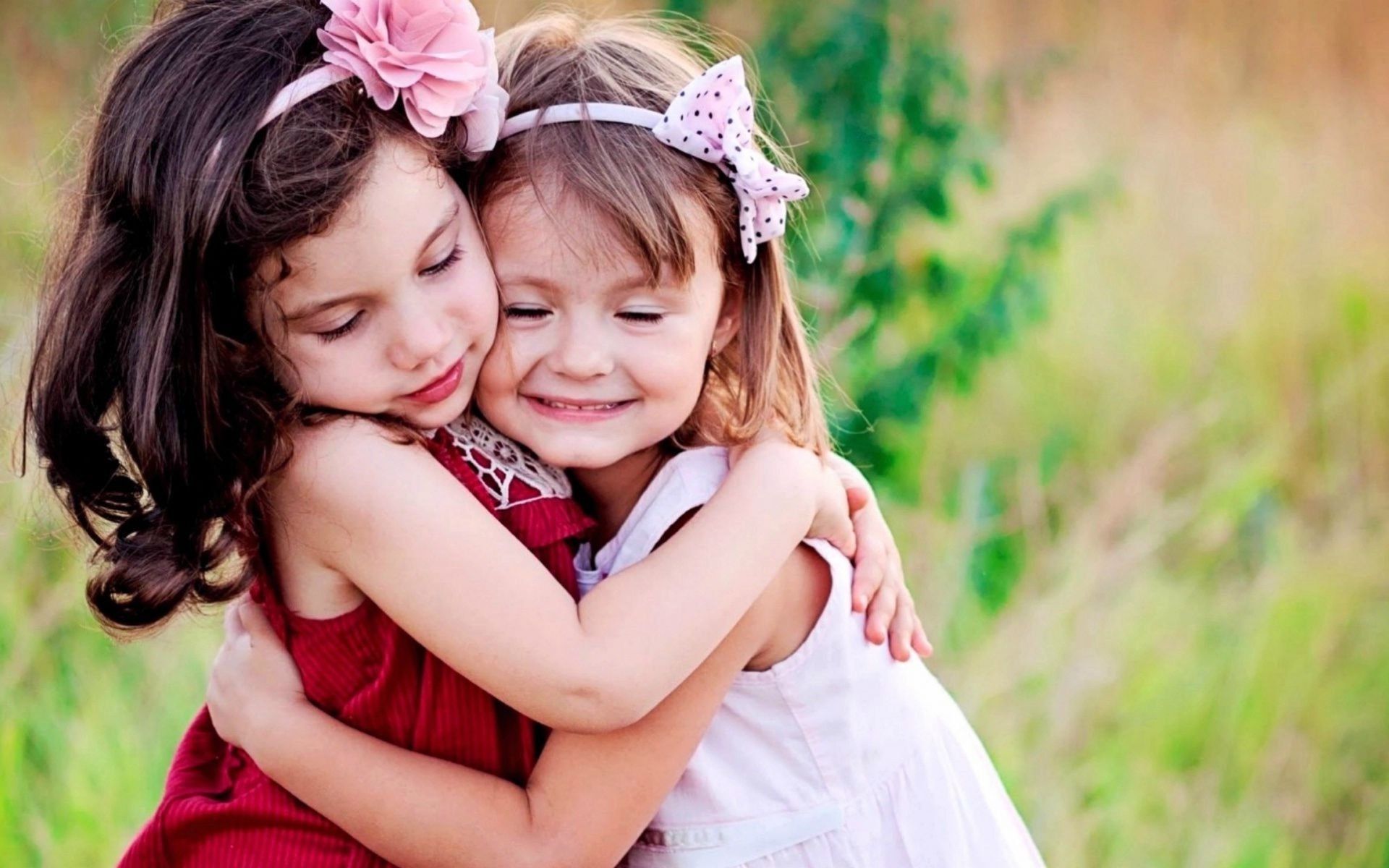 Cute little girls hug wallpaper | HD Wallpapers Rocks