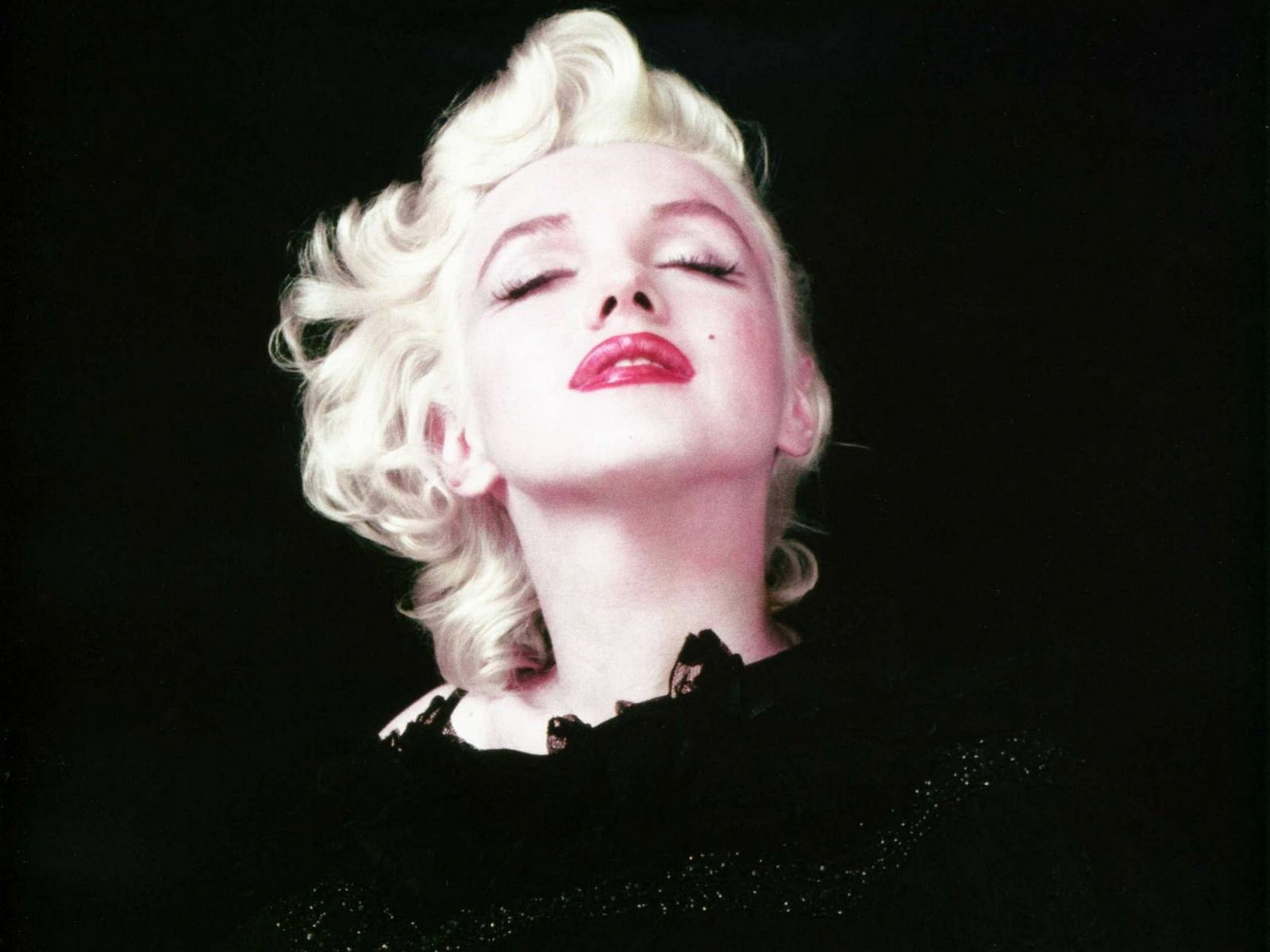 Marilyn Monroe Magic Blonde id 196150 BUZZERG