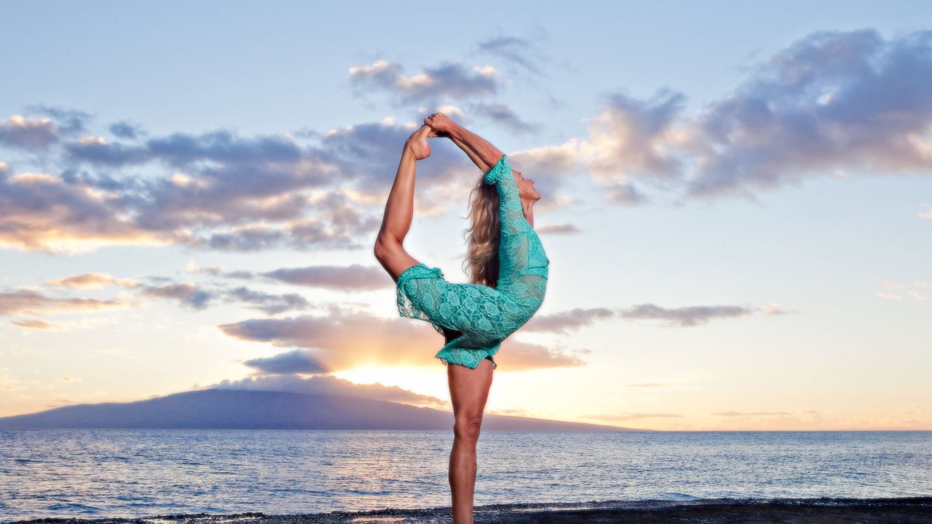 wallpaper: yoga, girl, fitness, beautiful figure, beach, sea, sky ...