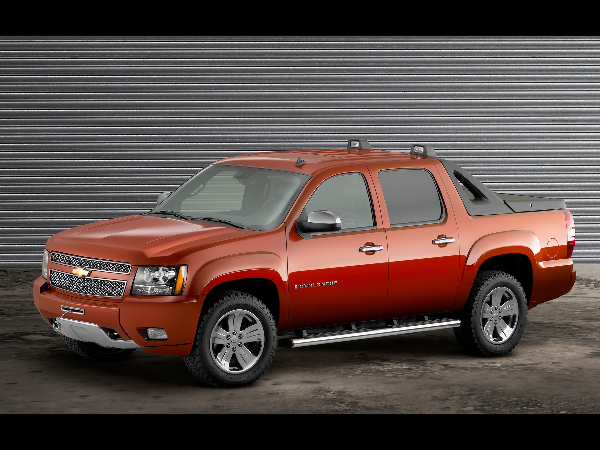 2007 Chevrolet Avalanche Z71 Plus - Side Angle - 1920x1440 - Wallpaper