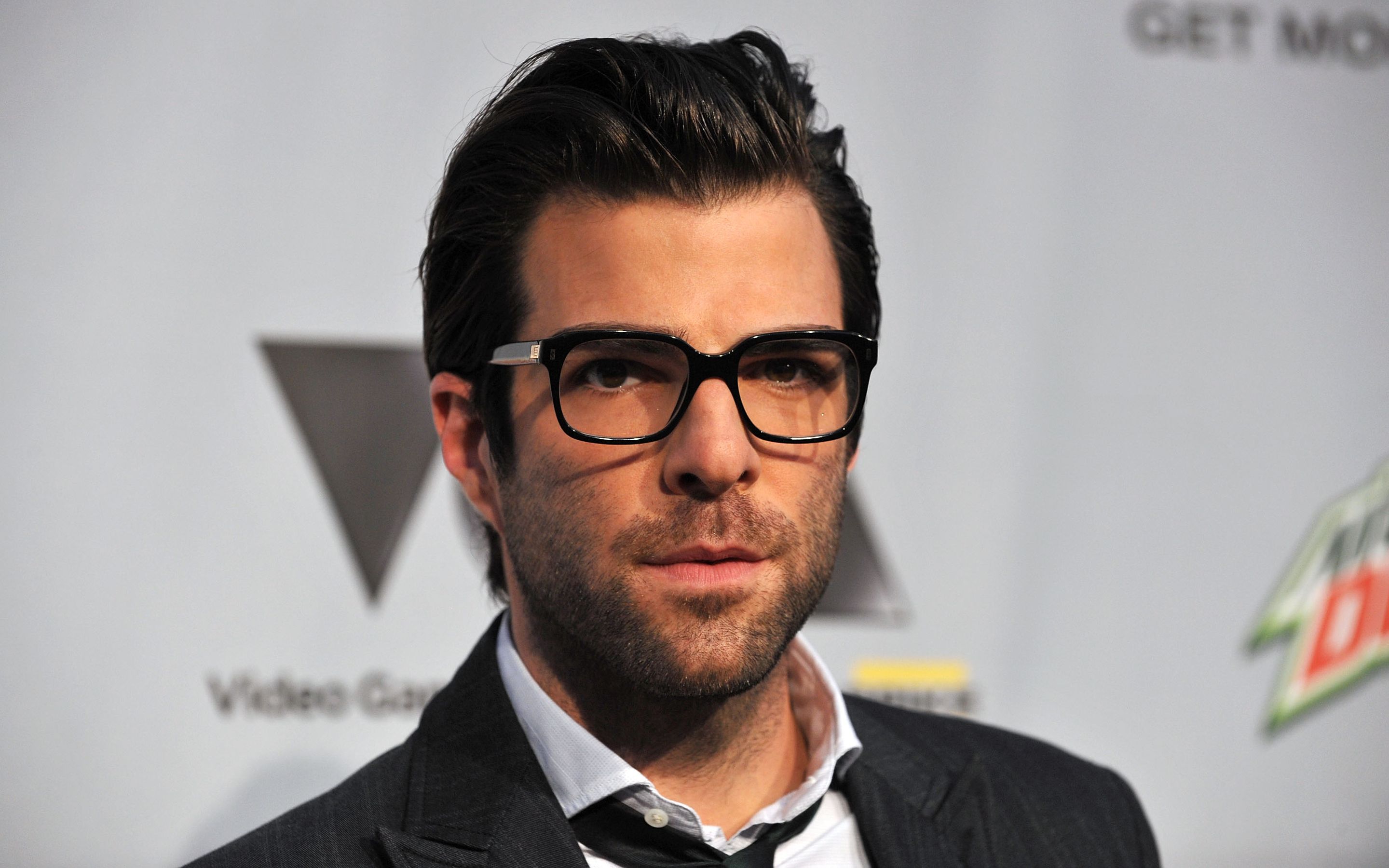 Zachary Quinto with a gray suit Wallpaper 24371