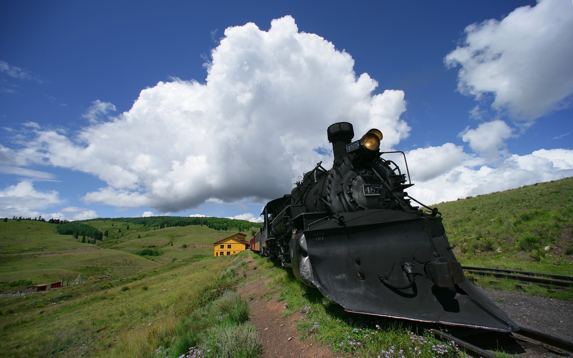 Steam train on the hill Wallpaper 28928