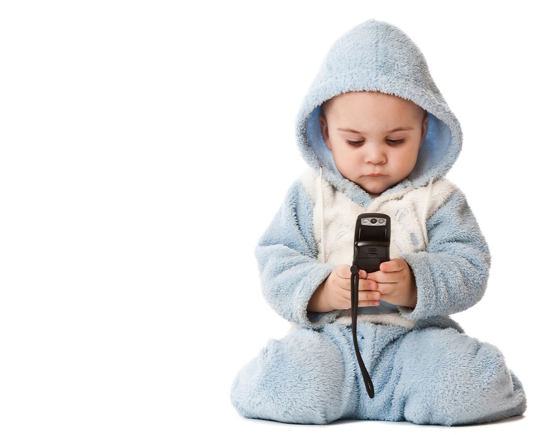 Малыши играют в телефон. Малыш с телефоном. Маленькие дети. Ребенок с мобильником. Младенец с телефоном.