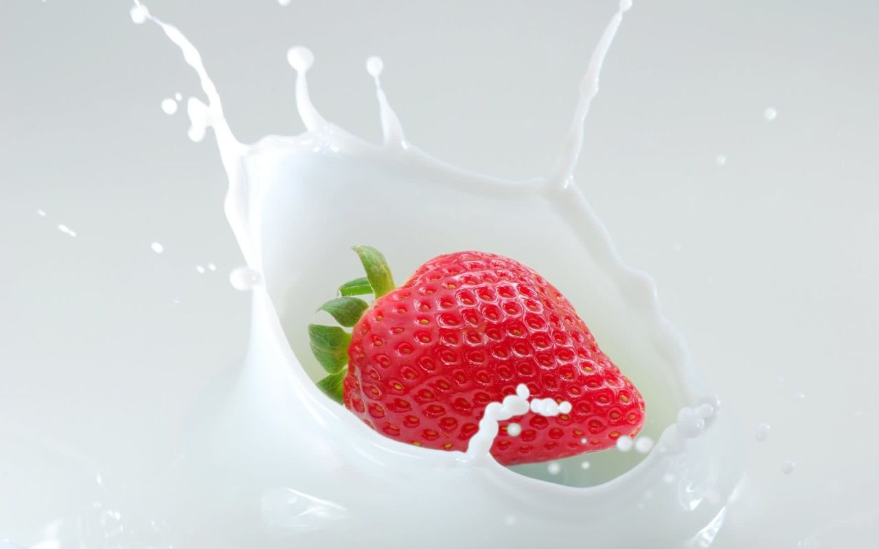 Sweet Strawberry And Milk HD Wallpaper | Fruits Wallpapers