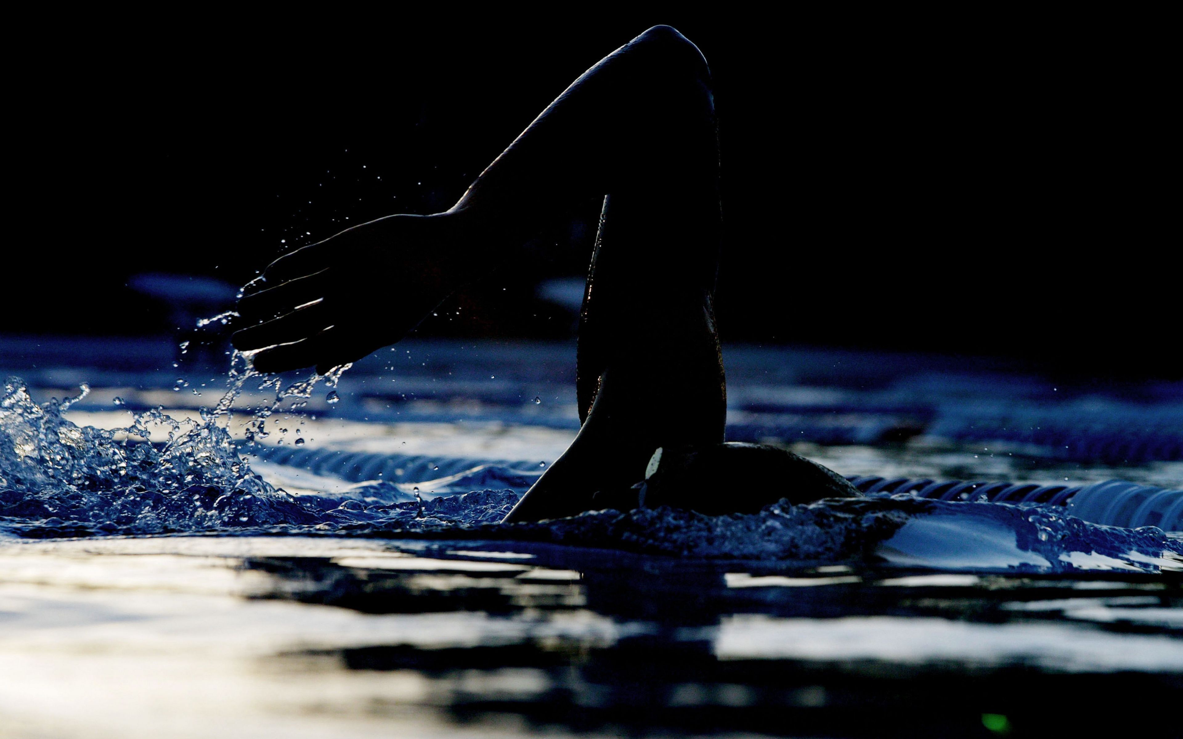 Download Wallpaper 3840x2400 Hand, Swimmer, Swimming pool, Water ...
