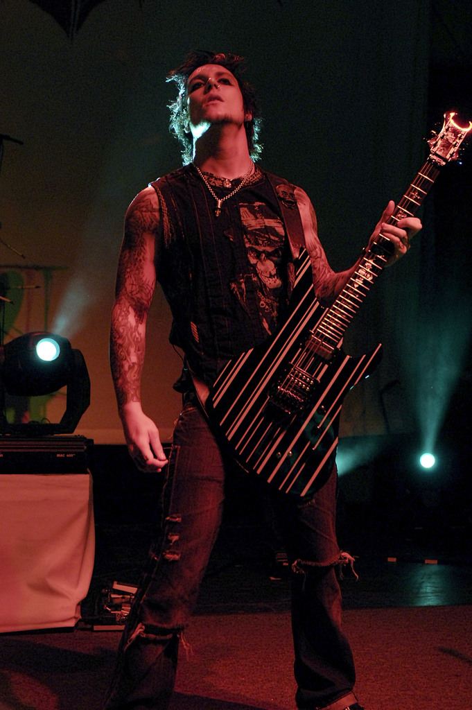 Paper Top Singer: Synyster Gates - Wallpaper
