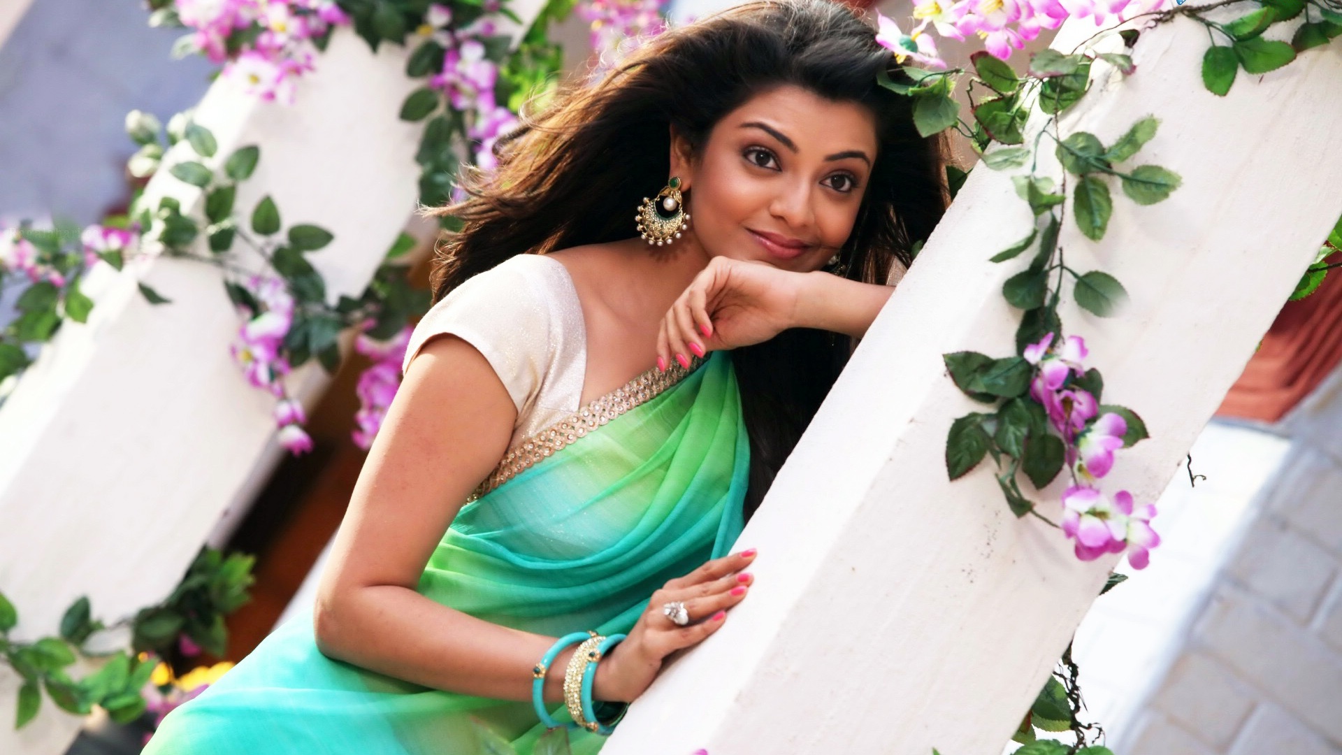 HD Background Kajal Agarwal In Jilla Movie Green Saree Wallpaper