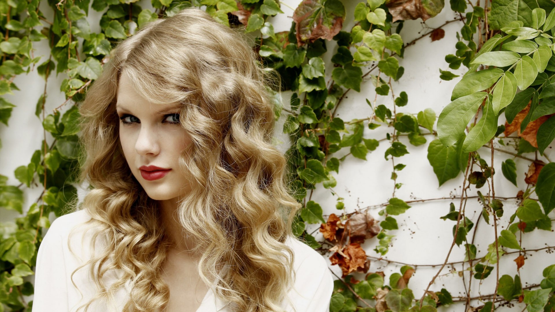 Taylor Swift Picture Gallery | Pink Lips TV