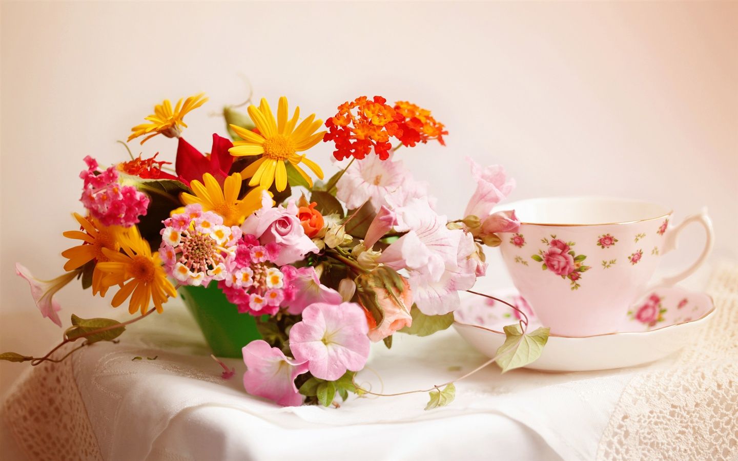 Home floral arrangements, table, teacup Wallpaper 1440x900