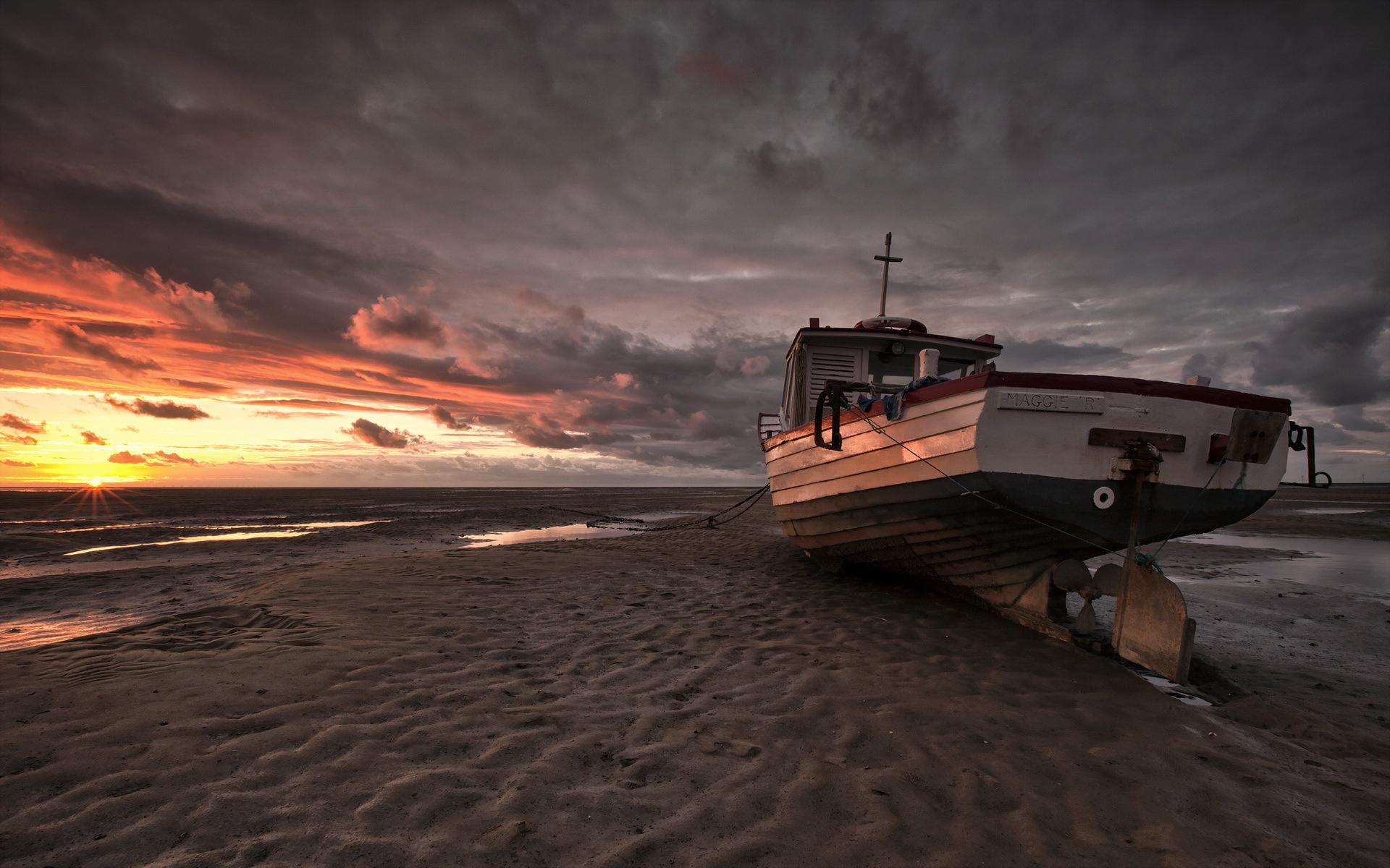 BOAT BEACHED AT LOW TIDE UNDER SUNSET WALLPAPER - (#123006) - HD ...