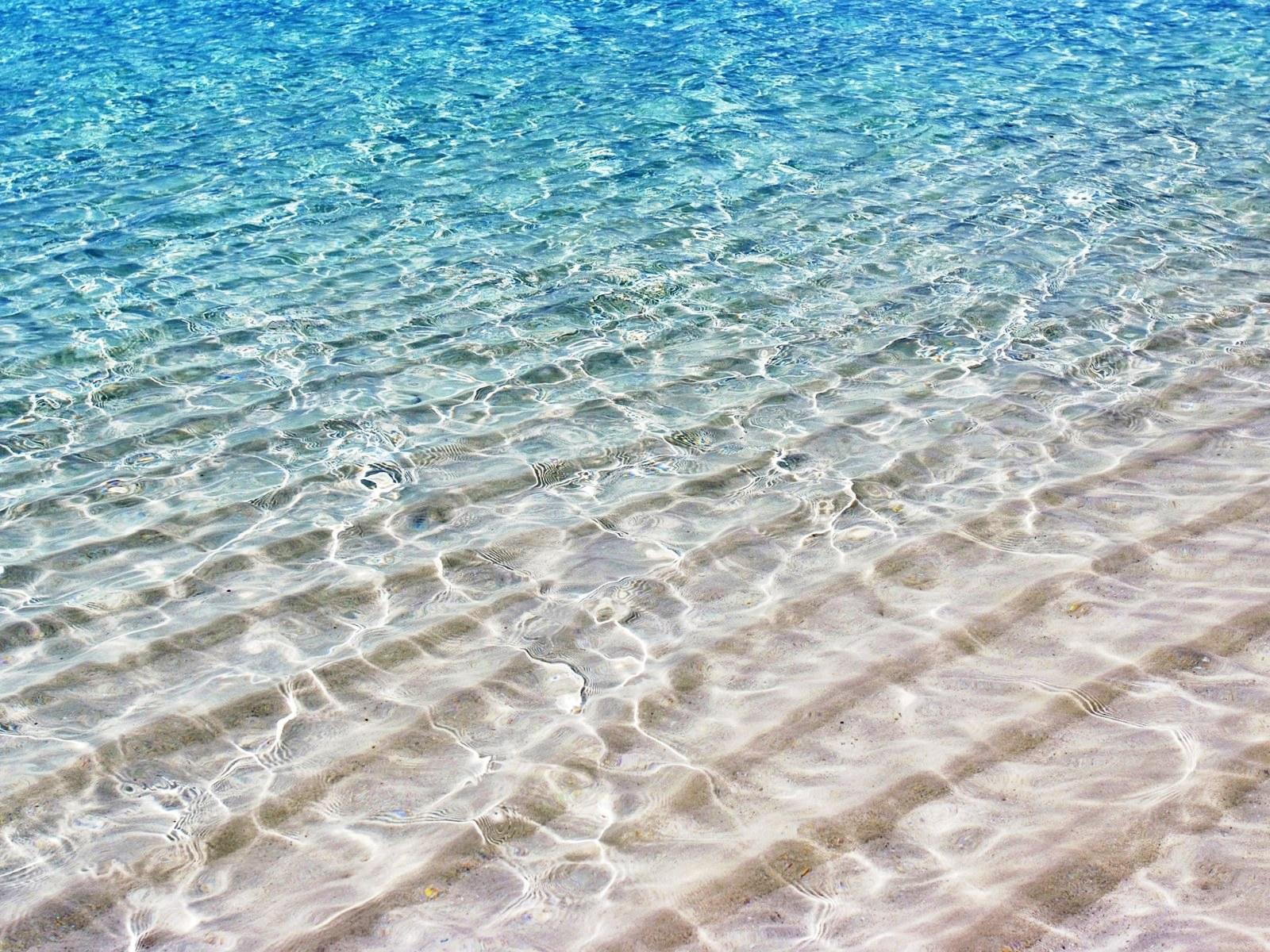 Translucent sea water shimmer over white sand - (#66889) - High ...