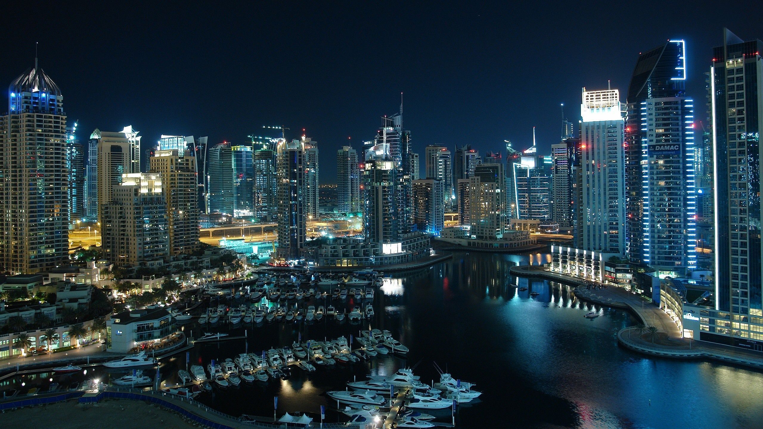 2560x1440 Glittering city Dubai Wallpaper