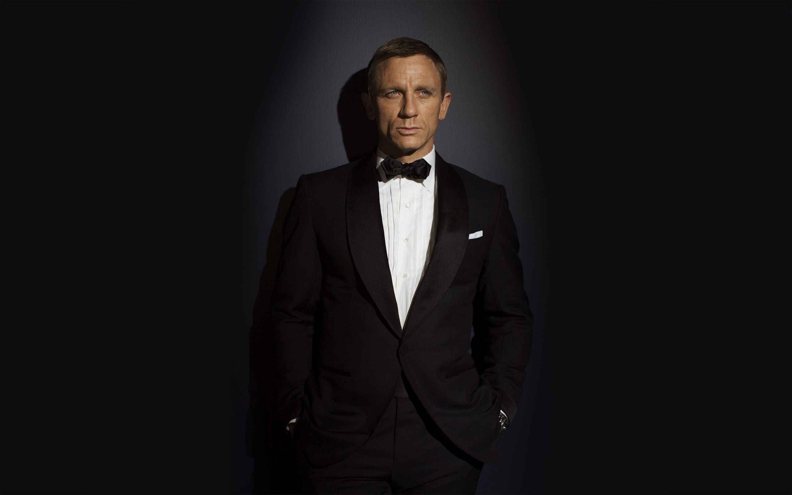 Daniel-Craig-Tuxedo-Wallpaper.jpg