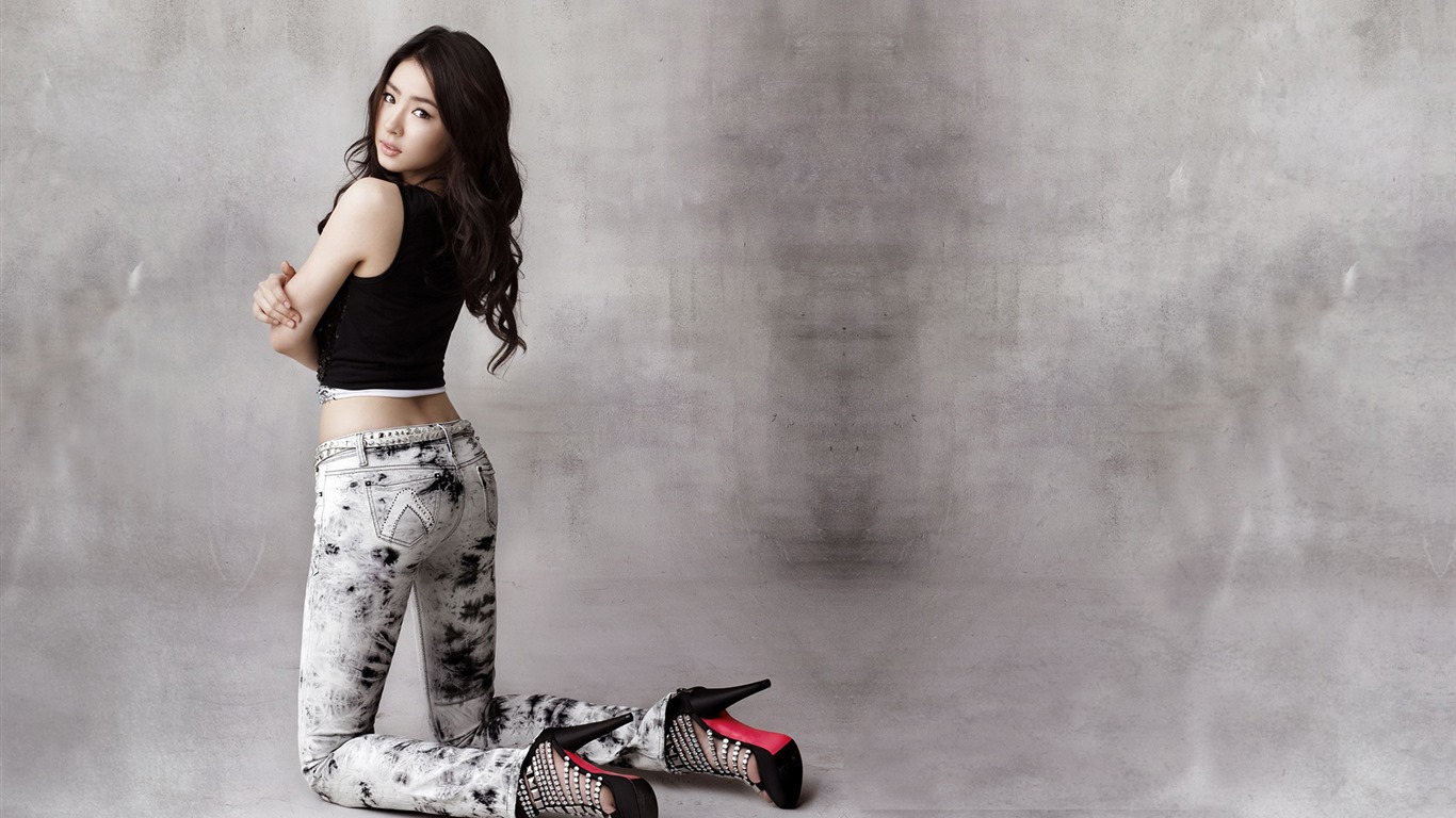 Shin Se Kyung (South Korean actress) HD Wallpaper 1 - 1366x768 ...