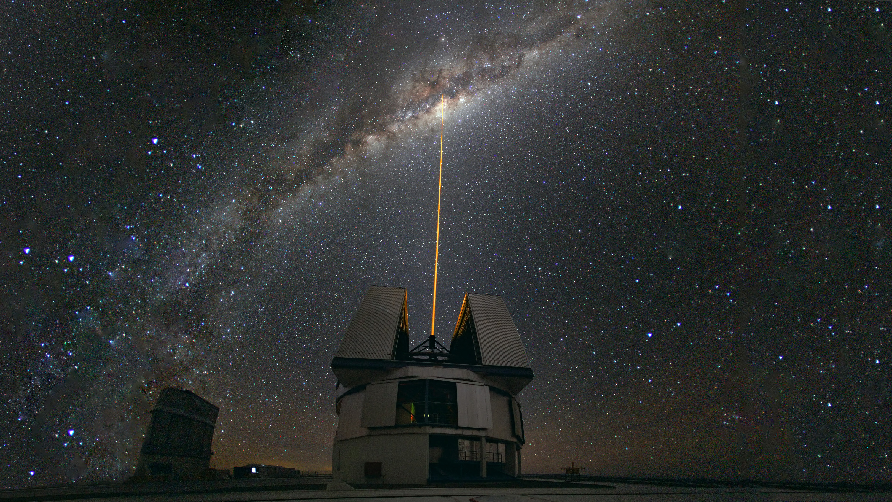 File:Laser Towards Milky Ways Centre Wallpaper.jpg - Wikimedia Commons