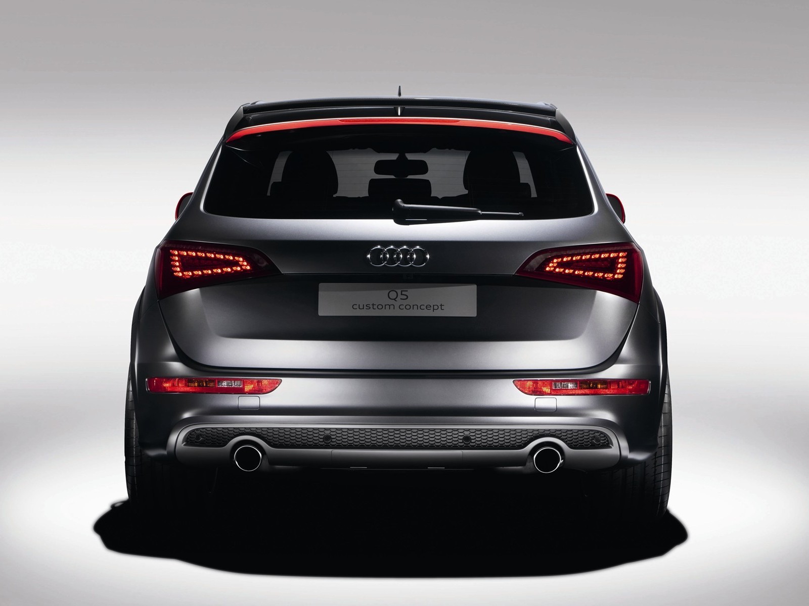 Beautiful car Audi q5 in Moscow wallpapers and images - wallpapers