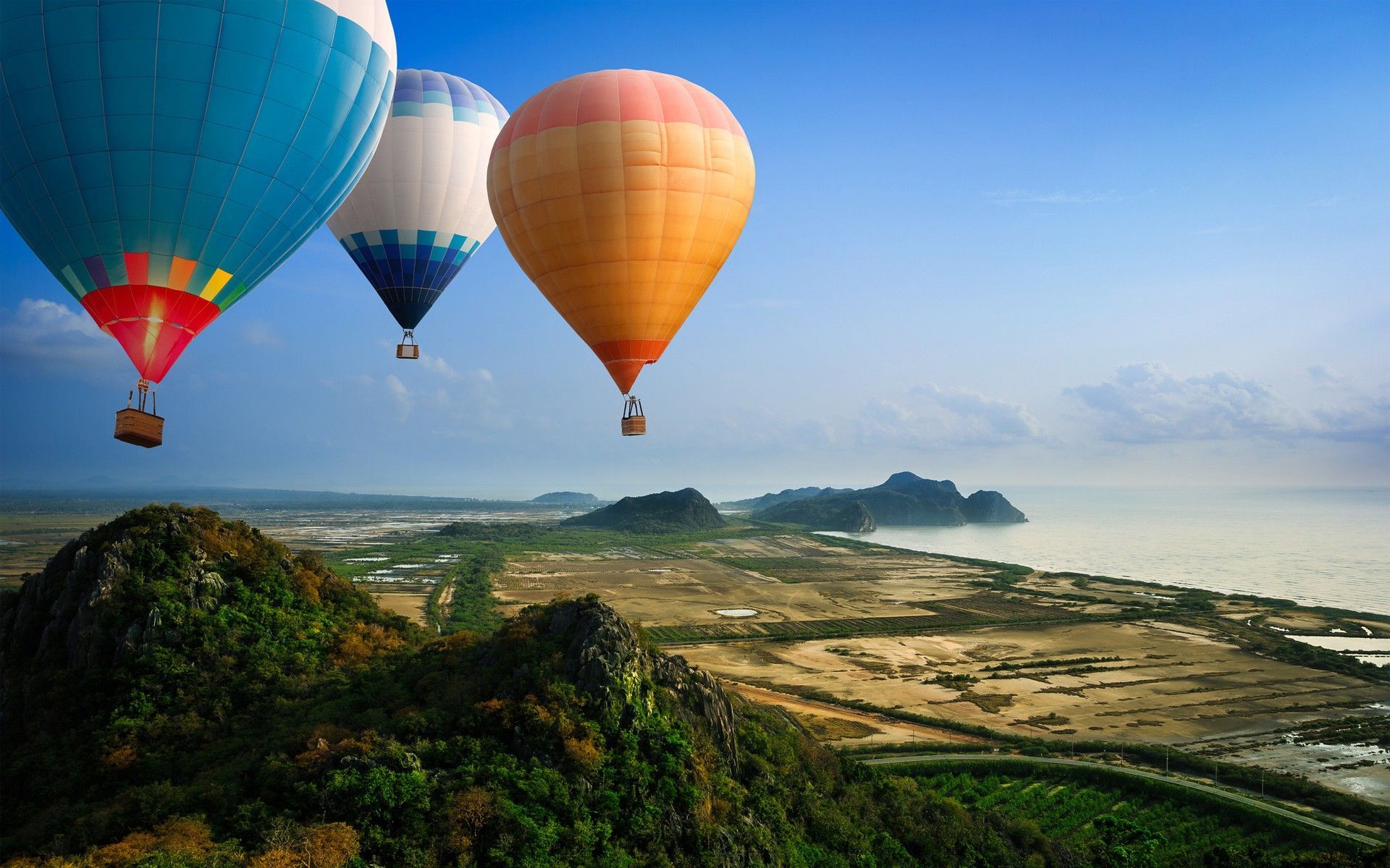 Hot air balloons over the coast, field, sky, photography ...