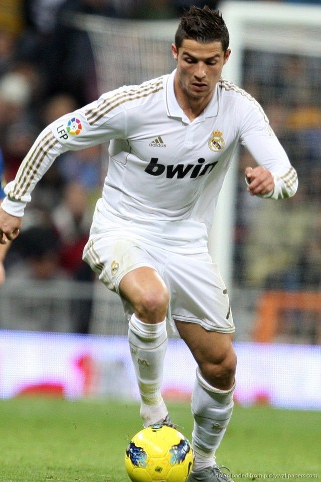 Download Cristiano Ronaldo Dribbling Wallpaper For iPhone 4