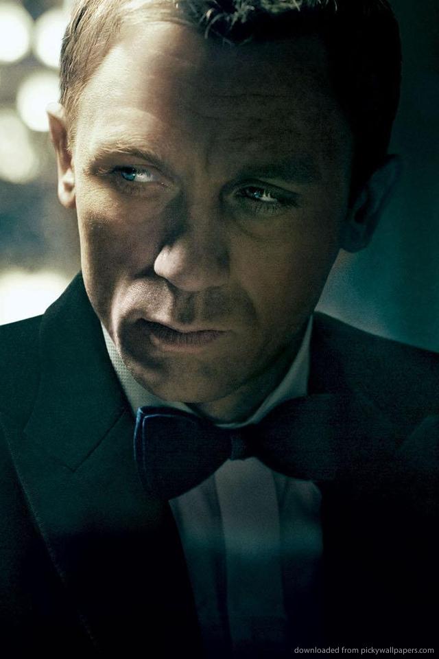 Download Daniel Craig As A James Bond Wallpaper For iPhone 4